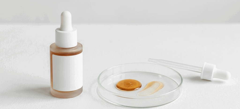 autoabbronzanti: immagine di flacone di autoabbronzante in laboratorio, con texture