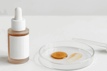 autoabbronzanti: immagine di flacone di autoabbronzante in laboratorio, con texture