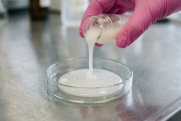 siero su piastra petri in laboratorio